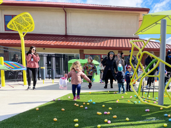 04-09-2022-PreschoolEggHunt (11)
